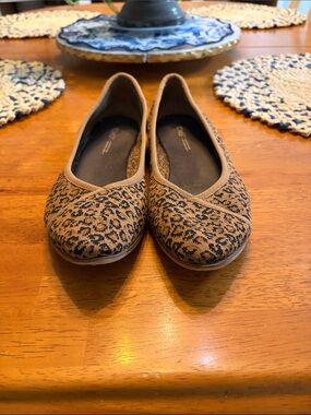 Tom’s “Katie” knit flat